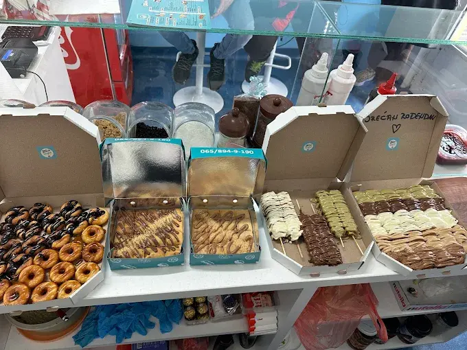 Box sa mini palačinkama, krofnicama i wafflima