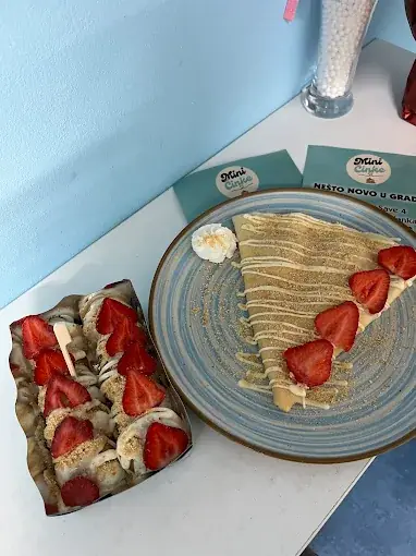 Palačinka sa jagodama i bananom