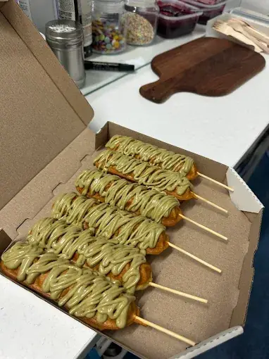 Waffle na štapiću sa pistaći prelivom